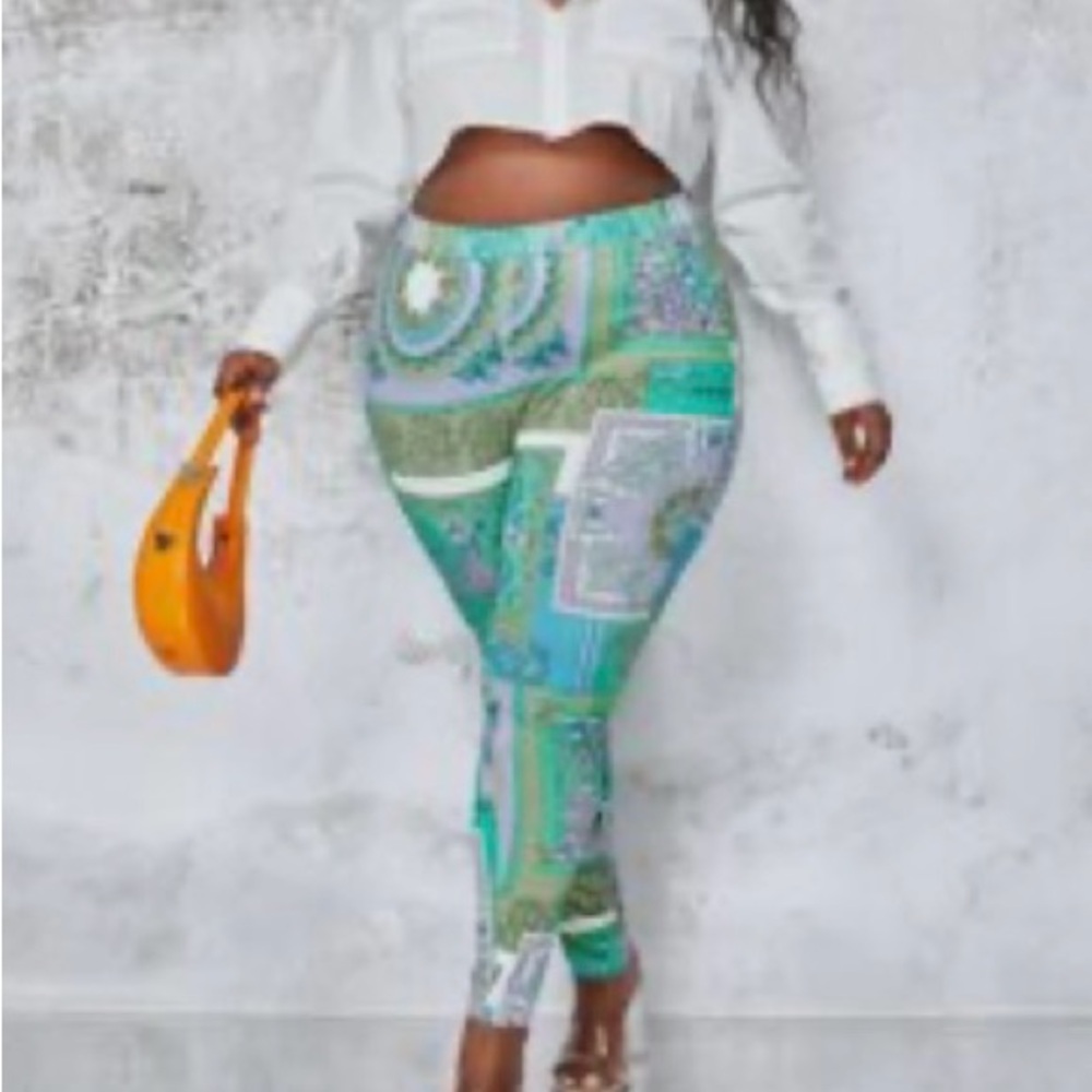 🦋3/$25 Scarf Print High Waist Leggings NWOT